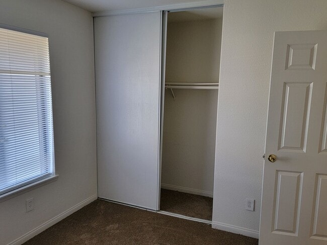 Building Photo - 3 Bedroom 1 3/4 Bath HOUSE with 2 car garage