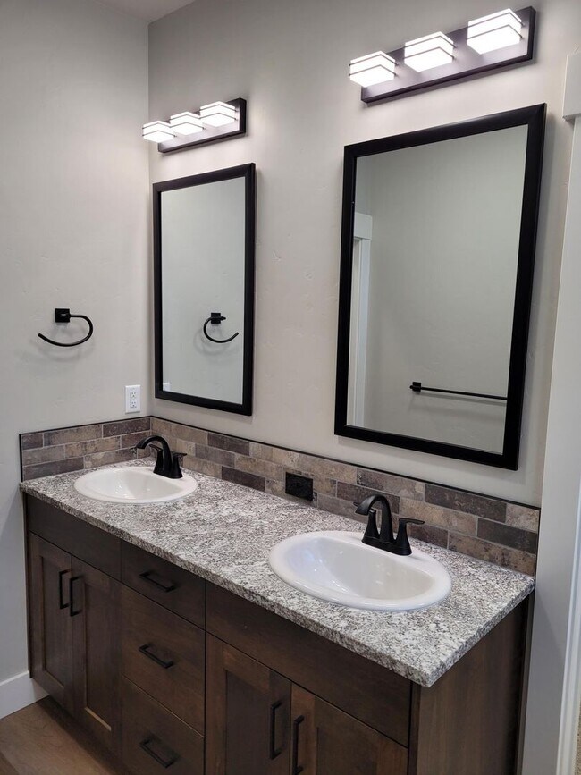Building Photo - Stunning Townhome In Meridian!