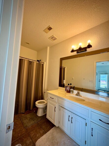 Building Photo - 5912 NE Turquoise Dr