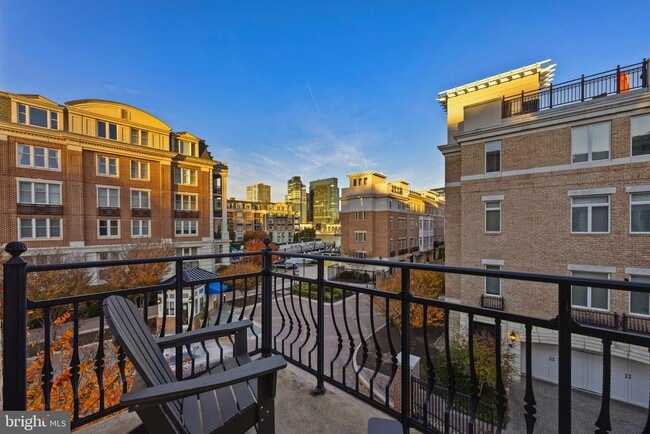 Building Photo - 900 Valencia Ct