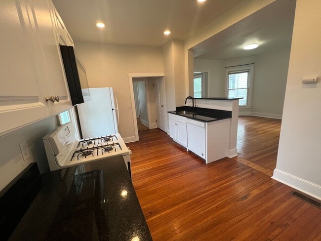 Building Photo - 3 BR House available in June