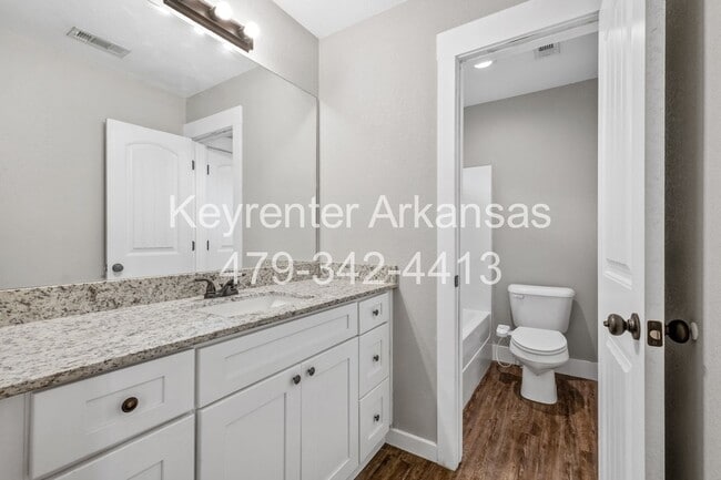 Building Photo - 445 Oakwoods Dr