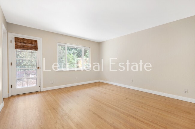 Building Photo - 6640 S Land Park Dr