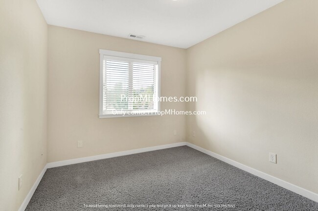 Building Photo - Spacious Three-Bedroom Condo Awaits in Des...