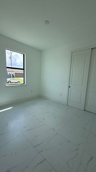 Building Photo - 498 Loretta Ave S