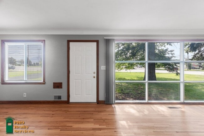 Building Photo - 2 Bedroom Home in Maplewood