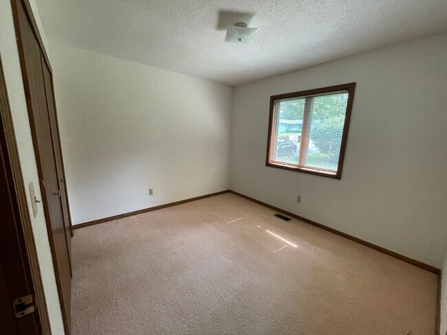 Building Photo - 473 Fairwood Dr