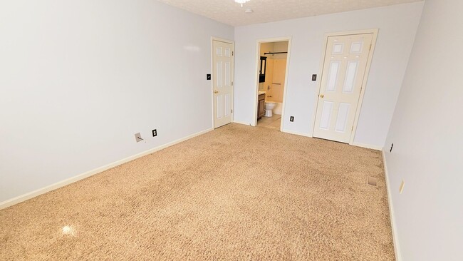 Building Photo - West Knoxville 37923 - 2 bedroom, 2 bath condo - Contact Ryan Fogarty (865) 333-4840