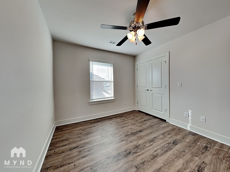 Building Photo - 1402 Love Ln