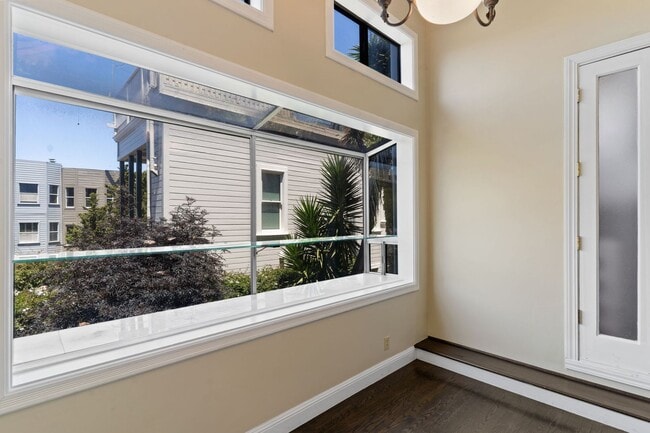 Building Photo - 2 Bed, 2 Bath Victorian Style Condo with M...