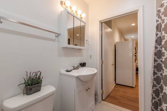 Building Photo - Beautiful and spacious 2 bedroom Apartment with Deck in Society Hill, right on South Street