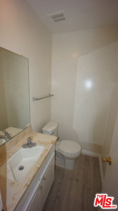 Building Photo - 1418 S Bentley Ave