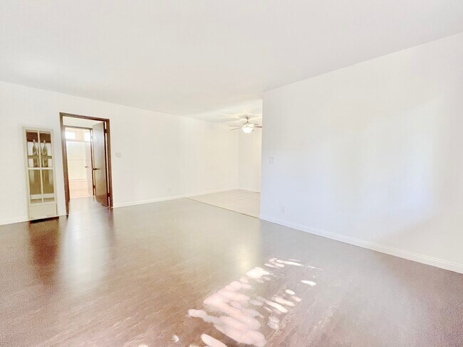 Building Photo - 10860 Blix St