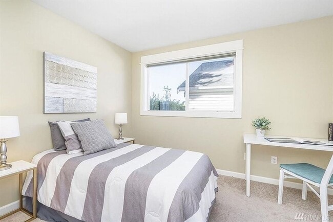 Building Photo - Fantastic Queen Anne Townhome