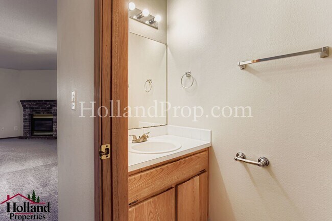 Building Photo - Charming 3-Bedroom Duplex in a Prime Locat...