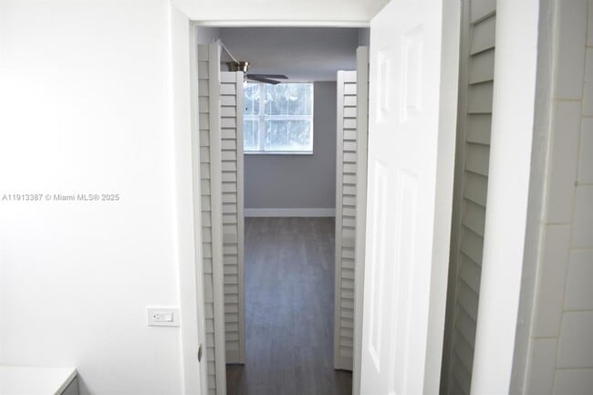 Building Photo - 16465 NE 22nd Ave