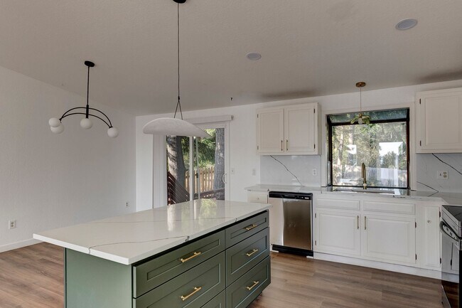 Building Photo - Beautifully Updated 3+ Bedroom Water View ...