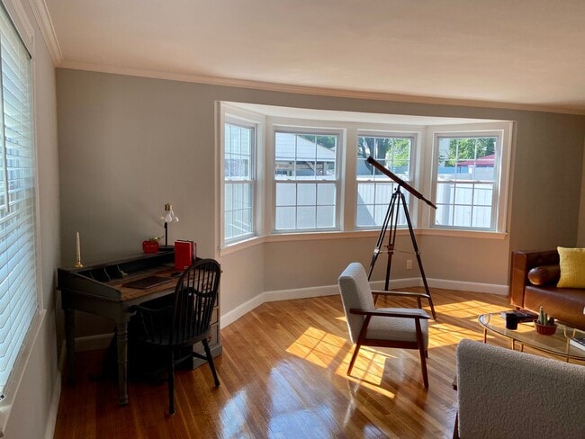 Building Photo - 3 Bed Home with a Yard and Garage! Available for July!