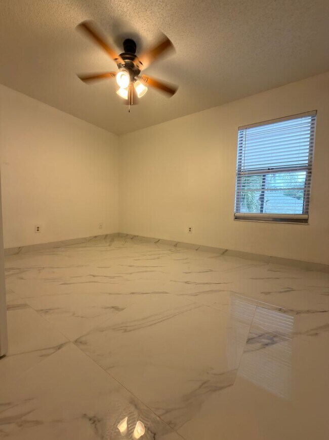 Building Photo - 9142 Sabal Palm Cir