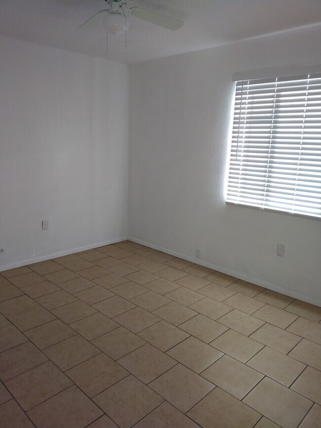 Building Photo - 1316 S Sandburg Dr