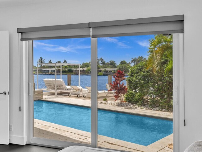 Building Photo - 1640 NE 43rd St