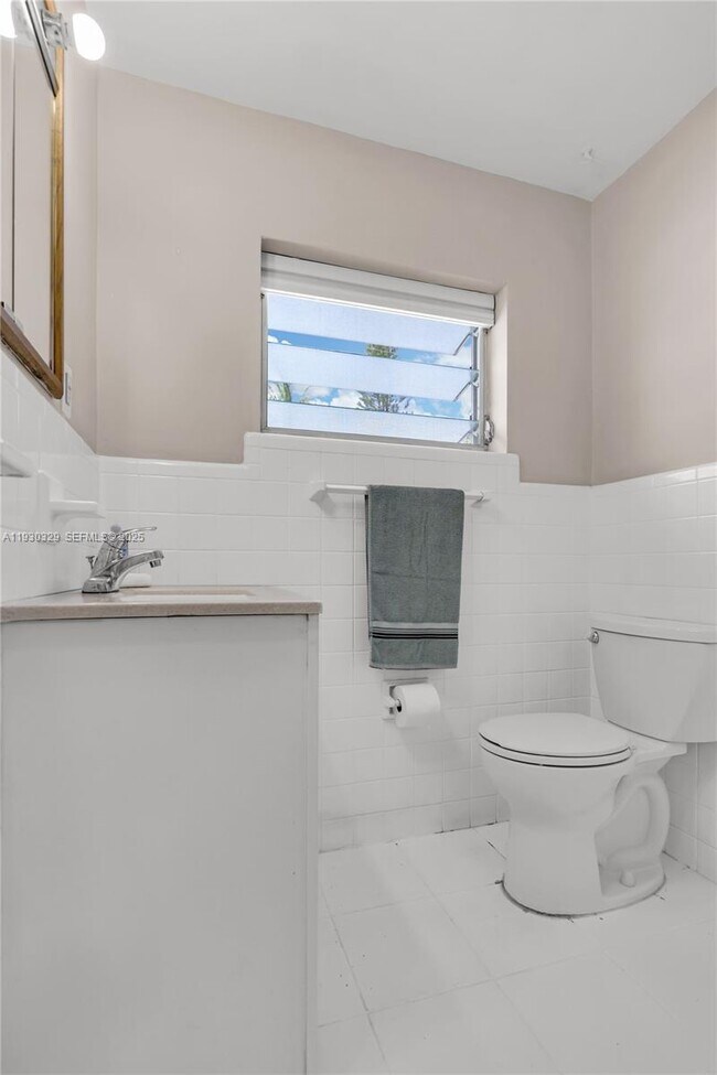 Building Photo - 2217 NW 4th Ave