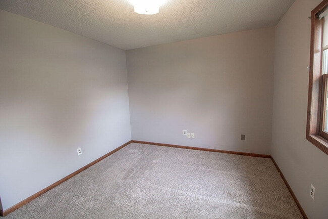 Building Photo - 2011 Bridgewater Dr