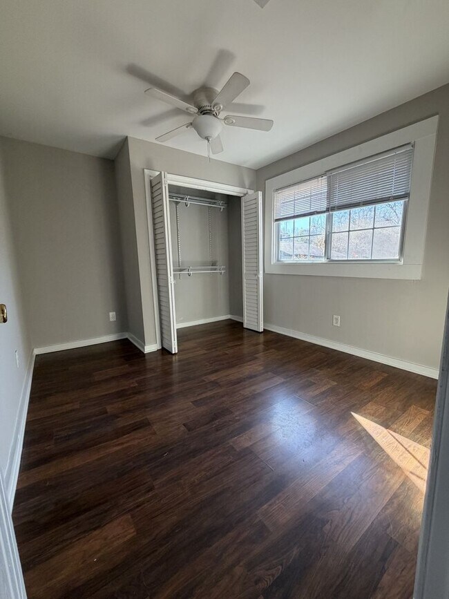 Building Photo - Fully Gated 3 Bed 2 Bath Plus Bonus Room