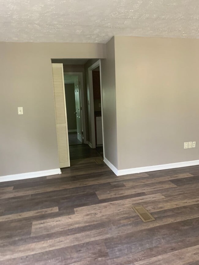 Building Photo - MADISON RANCH WITH 2 BATHS!