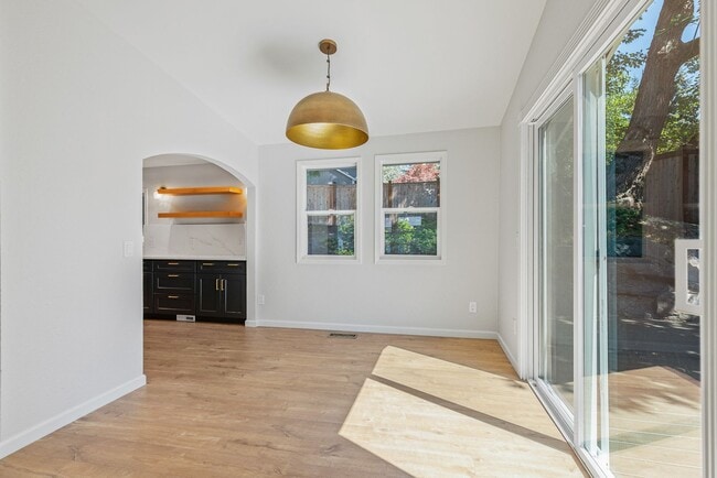 Building Photo - 3 bedroom 3 bath Finn Hill Kirkland