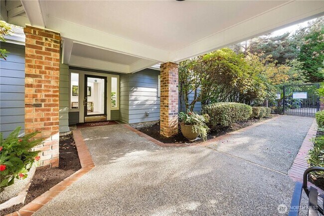 Building Photo - 2Bd/1.75Ba Kirkland Condo