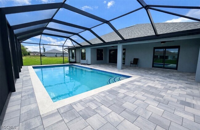 Building Photo - 529 SE 7th St