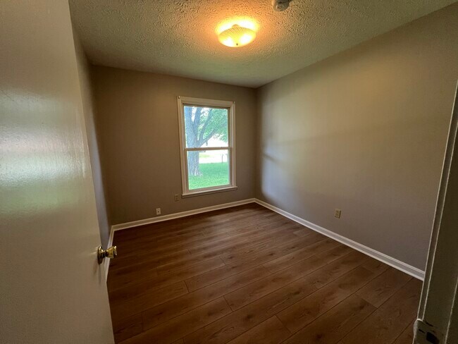 Building Photo - 305 Hillcrest Dr