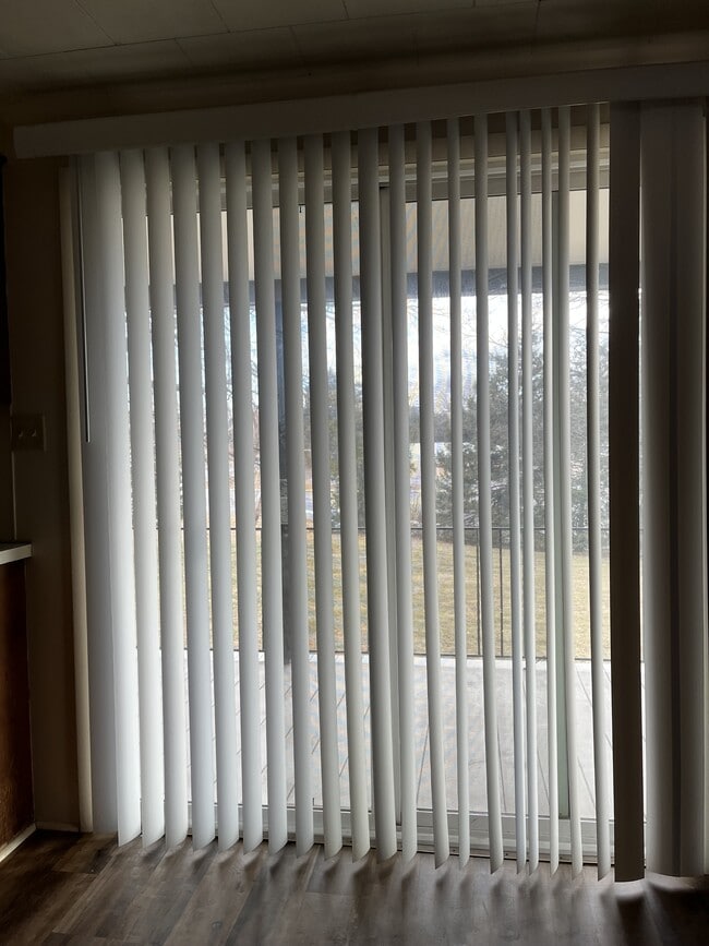 Building Photo - 611 Lincoln Way W