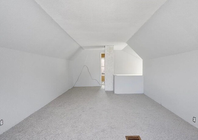 Building Photo - 3 Bedroom House with Large 2 Stall Garage ...