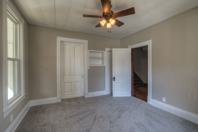 Building Photo - 5 Bedroom 2.5 Bath Midtown Home