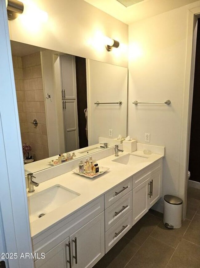 Building Photo - Resort Living in Midtown!!  Pool, Dog walk...