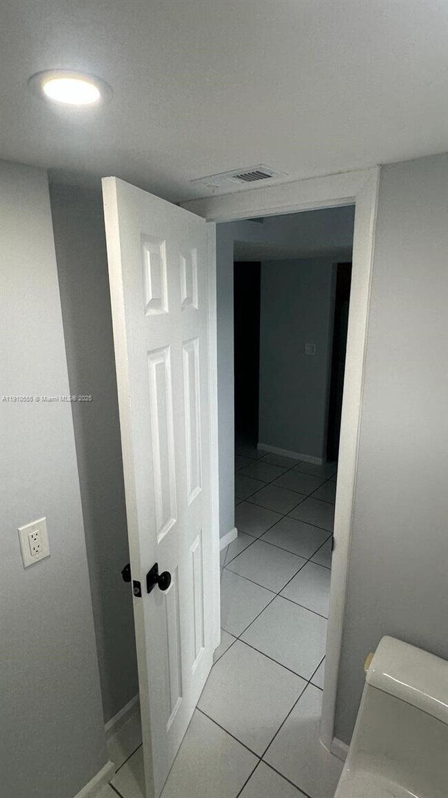 Building Photo - 1701 NE 191st St