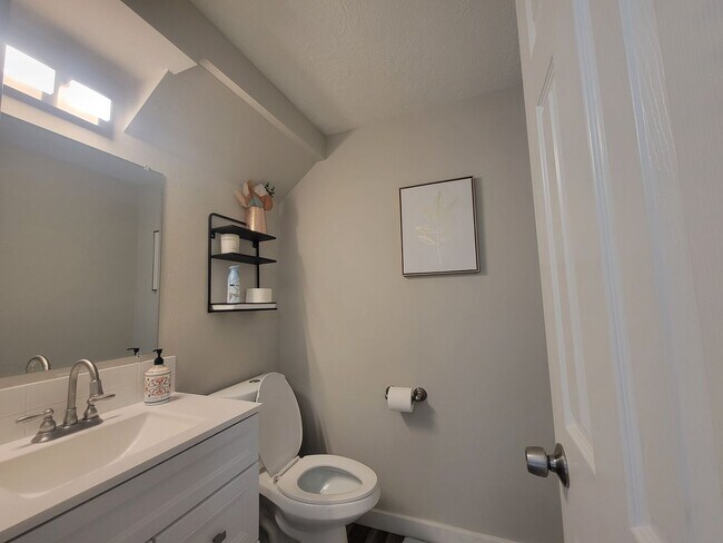 Building Photo - Newly Renovated Townhouse - Pet Friendly!!