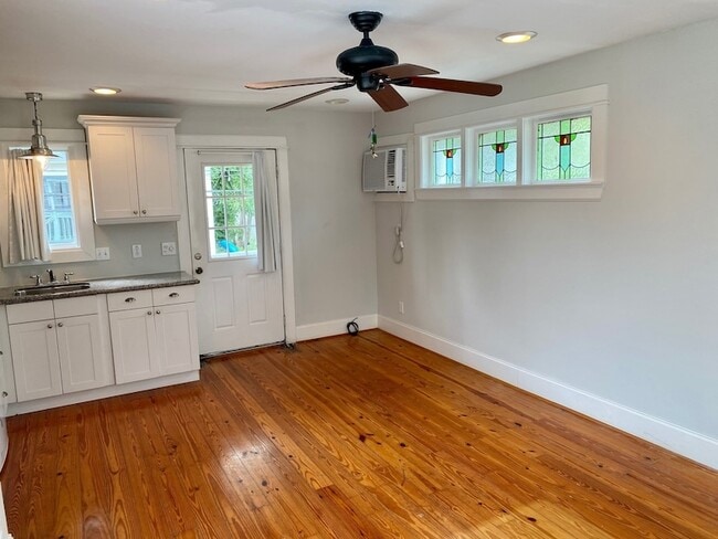 Building Photo - 1209 1/2 Cortlandt Street Unit