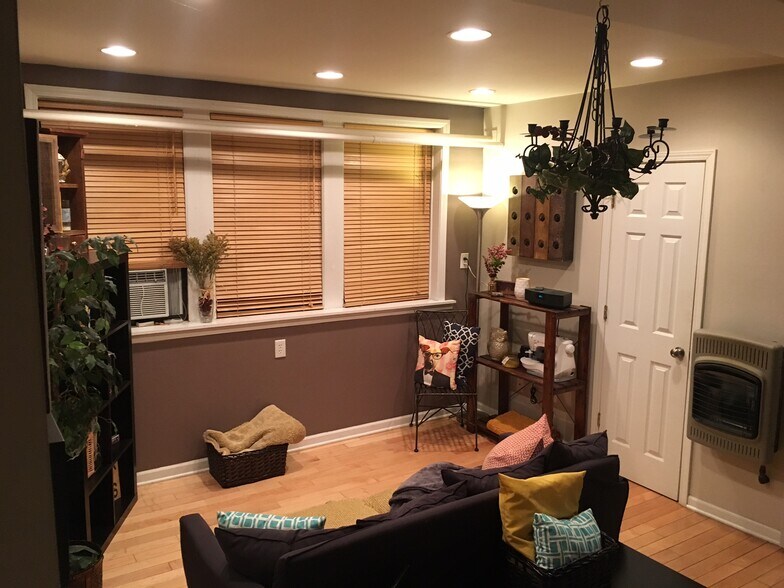 Building Photo - 1127 W Farwell Ave