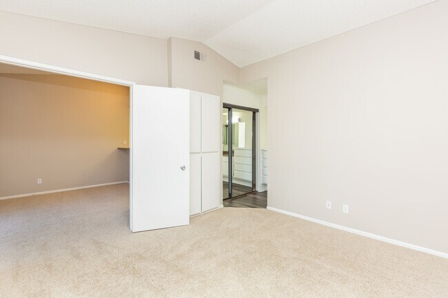 Building Photo - Emerald Court Apartment Homes