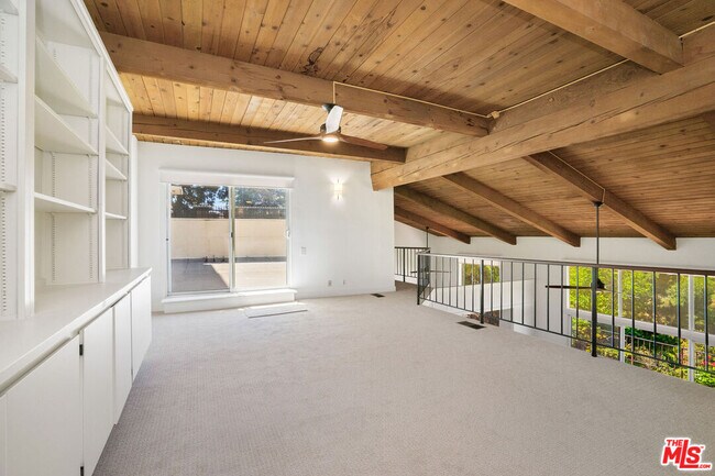 Building Photo - 2385 Roscomare Rd