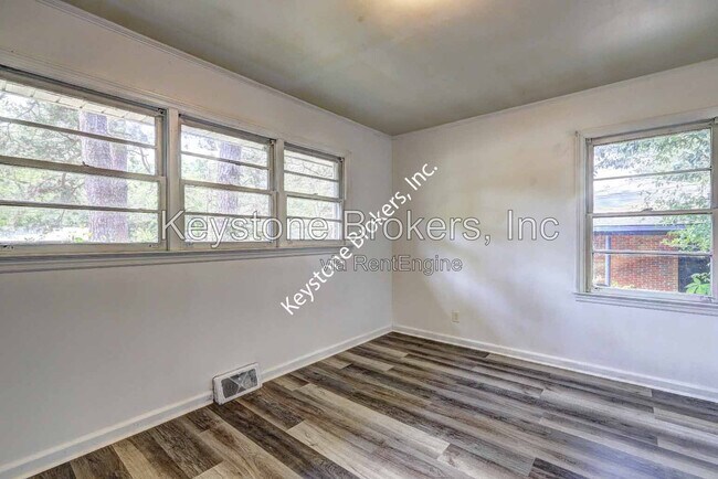 Building Photo - 2634 Tredway Dr