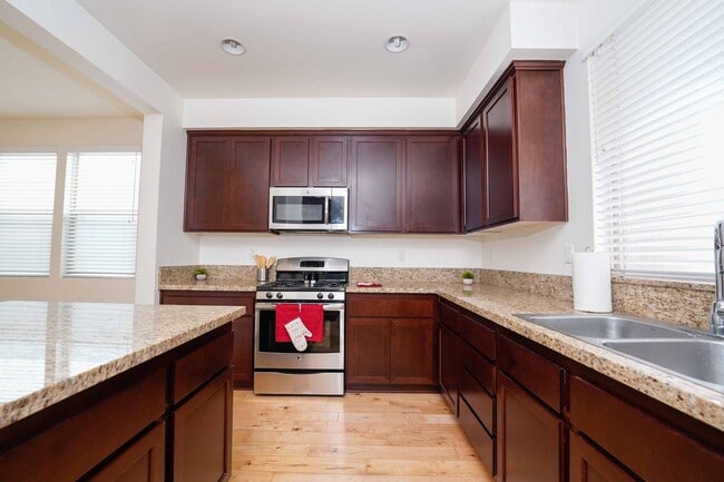 Building Photo - 4 Bedroom & 2 Bathroom