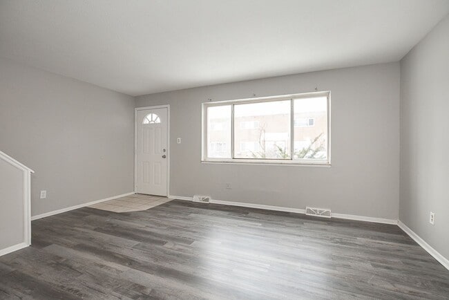 Building Photo - 2 BED 1.5 BATH UNIT IN THE BANBURY CONDOMINIUMS!