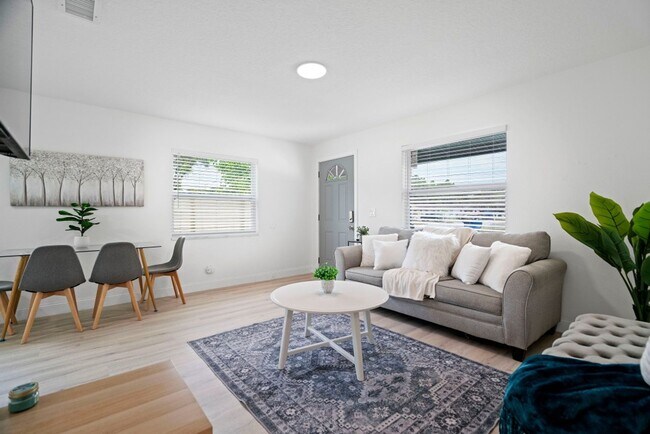 Building Photo - Stylish Tranquil duplex - Near Belleair Beach