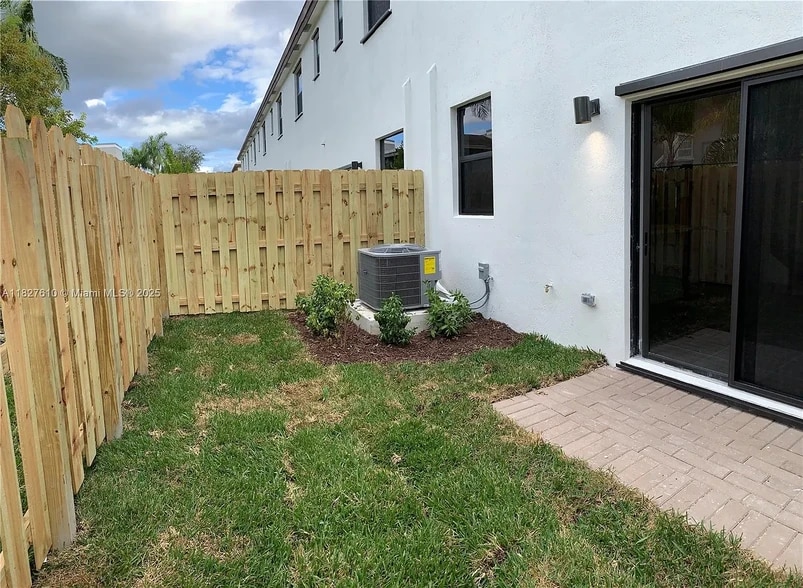 Building Photo - 303 NE 208th Ter