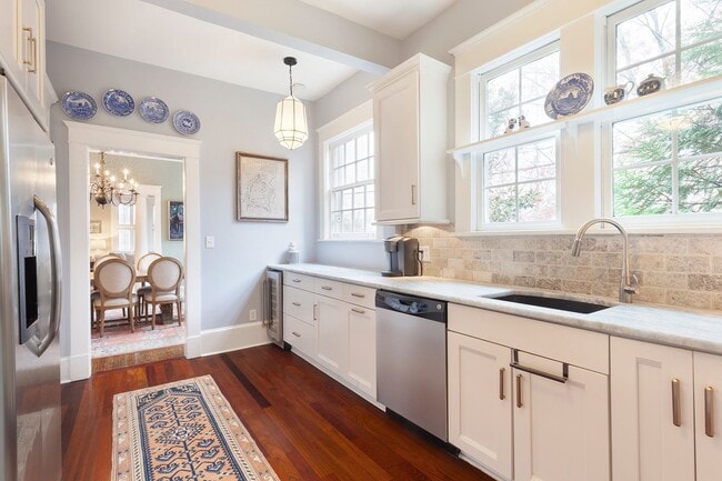 Building Photo - Timeless 3/2 in the Heart of Midtown by Piedmont Park!