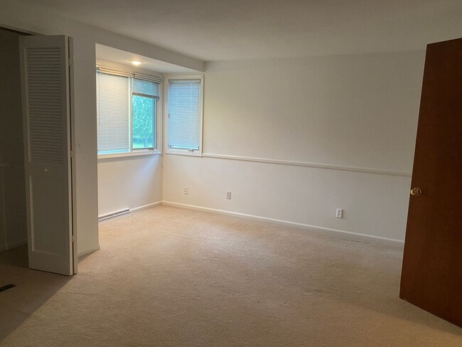 Building Photo - Beautiful Home on the Maumee River